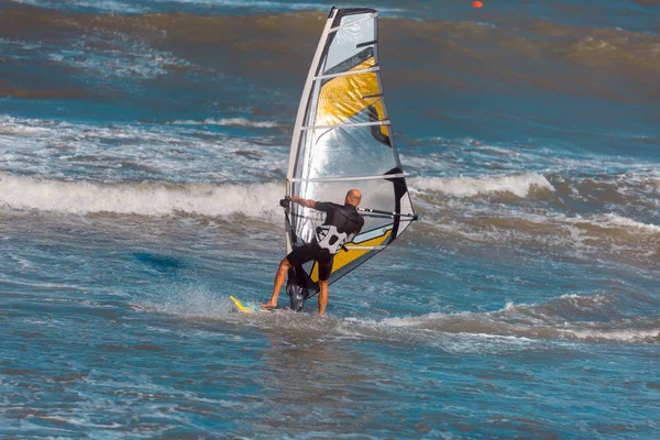 Морські хвилі і вітер серфінг влітку в вітряний день — стокове фото