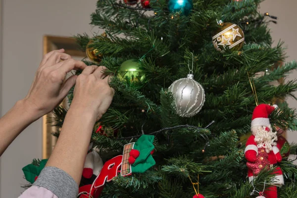 Topları ve süslemeleri Noel ağacı üzerinde asılı — Stok fotoğraf
