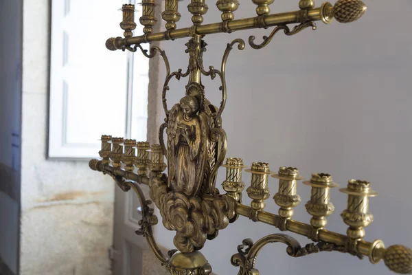 Gros plan du vieux chandelier doré avec décorations religieuses — Photo