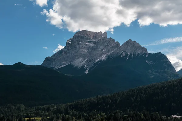 Montaña rocosa en Dolomitas Italianas Alpes en horario de verano — Foto de stock gratuita