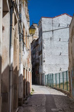 Eski Portekizli Coimbra şehir sokakta dar