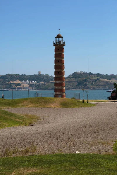 Alter gemauerter leuchtturm in belem, lisbon, portugal — Stockfoto