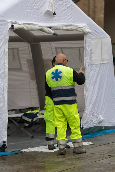 Medical Doctors Talking Outside White Temporary Rescue Control Centre Tent — Stock Photo, Image
