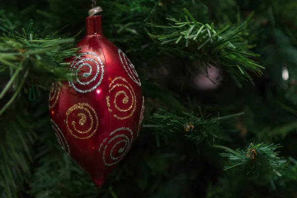 Červené a zlaté koule dekorace na vánoční stromeček — Stock fotografie