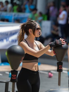 Rimini, İtalya - Haziran 2017: Fitness ve egzersiz kavramı: kızlar egzersiz hızlı top ve ücretsiz ayakta boks yumruk çanta