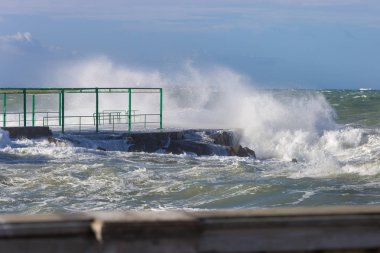 Dalgalar deniz deniz kıyısı karşı kırma mesire rüzgarlı gün: fırtınalı hava