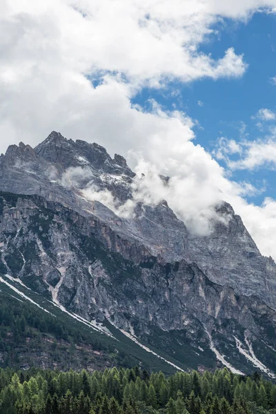 Horský hřeben v italské Dolomity Alpy v létě — Stock fotografie