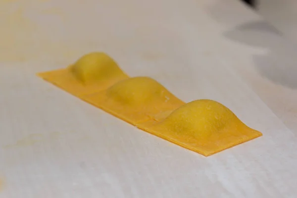 Preparação de massas italianas Ravioli — Fotografia de Stock