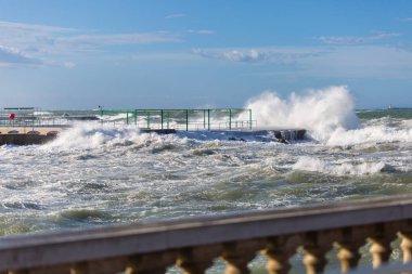 Dalgalar deniz deniz kıyısı karşı kırma mesire rüzgarlı gün: fırtınalı hava