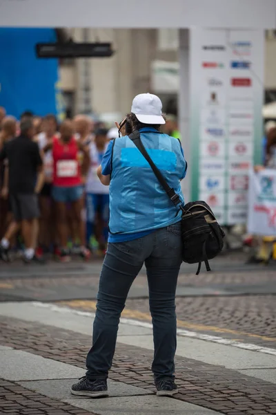 Sport Photographer Shooting Marathon Runners Ready for the Race at Starting Line — Stock Photo, Image