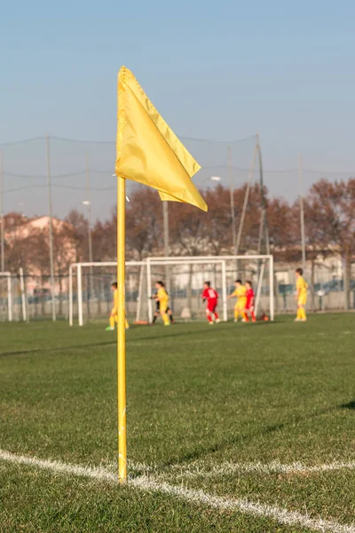 子供リーグ試合中にサッカー場の隅にある黄色い旗 — ストック写真