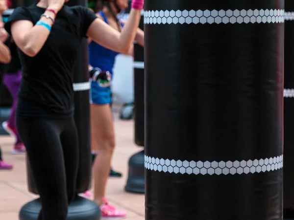 Fechar o saco de perfuração preto: Fitness e treino de boxe no ginásio — Fotografia de Stock