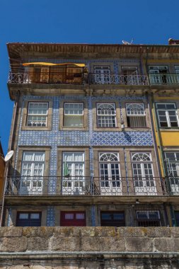 Tipik renkli Portekiz mimari: Azulejos cephe antika pencereler ve balkon - Portekiz ile döşeme