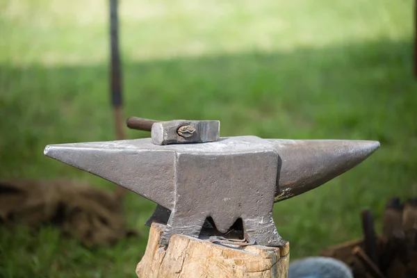 Martillo pesado en yunque al aire libre en un parque — Foto de Stock