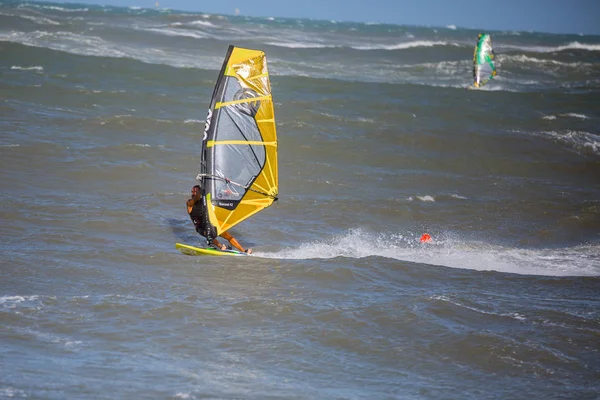 Las olas marinas y el viento surfeando en el verano en el día ventoso — Foto de Stock
