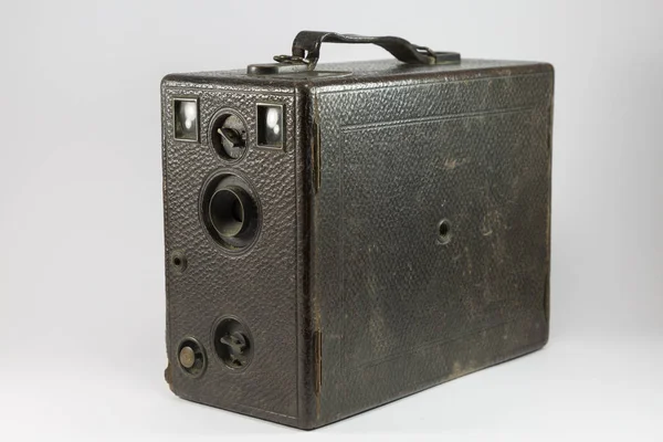 Oude Vintage Box Camera op witte achtergrond — Stockfoto