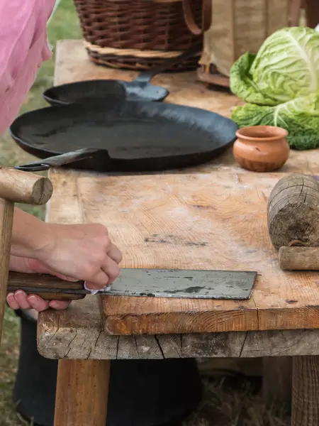 Patelnie, Sałatka i nóż na drewnianym stole Black — Zdjęcie stockowe