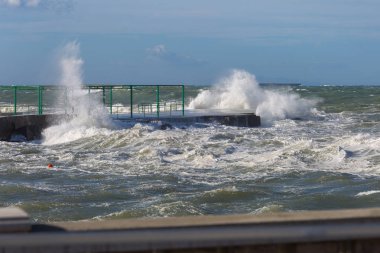 Dalgalar deniz deniz kıyısı karşı kırma mesire rüzgarlı gün: fırtınalı hava