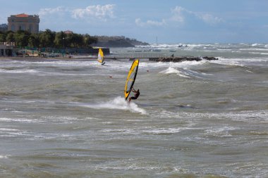 Dalgalar deniz ve Rüzgar Sörfü rüzgarlı gün yaz