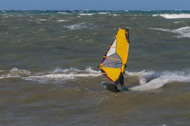 Dalgalar deniz ve Rüzgar Sörfü rüzgarlı gün yaz