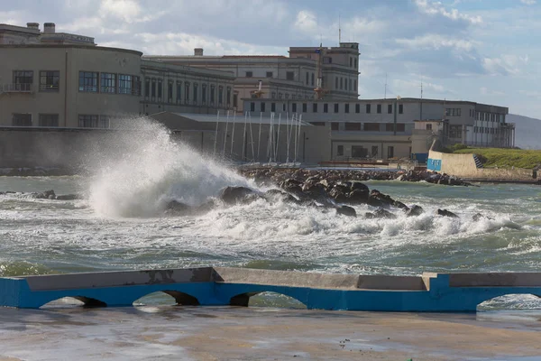 Sea Waves Crashing on Cliffs in Windy Day: Stormy Weather — Stock Photo, Image