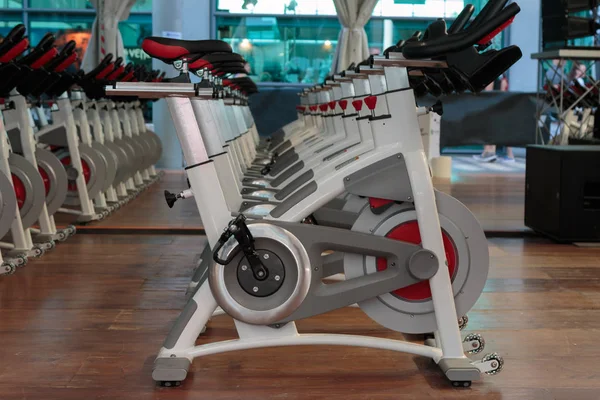 Edzőteremben fitness edzés: csoport a Modern Spinning kerékpárok sorban — Stock Fotó