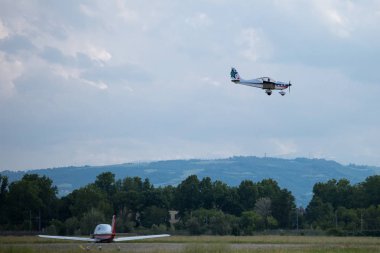 Küçük ve hafif beyaz Piper Uçak inişe hazırlanıyor