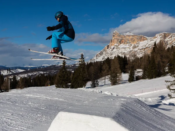 Lyžařka v akci: skoky na lyžích v horském Snowpark — Stock fotografie