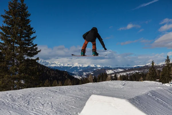 Snowboard eylem: dağ Snowpark atlama