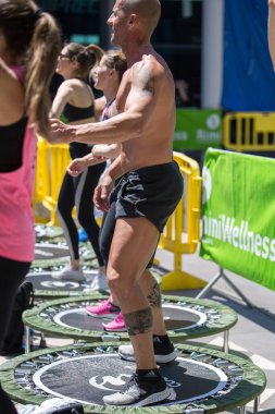Mini Ribaund Antrenmanı - Sahnede Müzik ve Öğretmenle Spor Salonu 'nda Spor Yapan İnsanlar