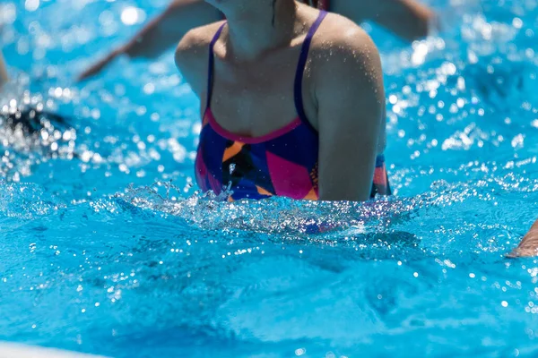 Kobiety robią aerobik wodny, odkryty basen — Zdjęcie stockowe