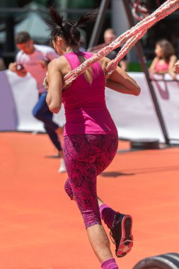 Kız Bir Açık Spor Salonu'nda Halat ile Fitness Egzersiz having
