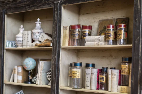 Parme, Italie - mai 2019 : Étagère en bois d'une boutique avec vases en céramique, récipients en verre et livres — Photo