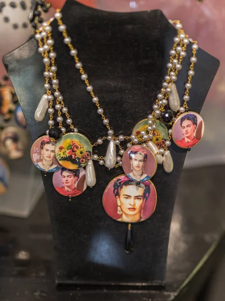 意大利帕尔马- 2019年5月：彩色珠子项链集团（Group of Necklaces with Coloured Beads）和Frida Kahlo Effigy挂在显示屏上 — 图库照片