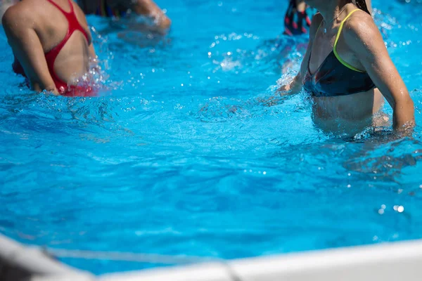 Nő csinálás víz aerobik Outdoor egy úszómedence — Stock Fotó