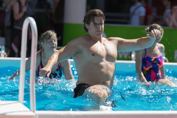 Ludzie robią aerobik wodny na świeżym powietrzu w basenie — Zdjęcie stockowe