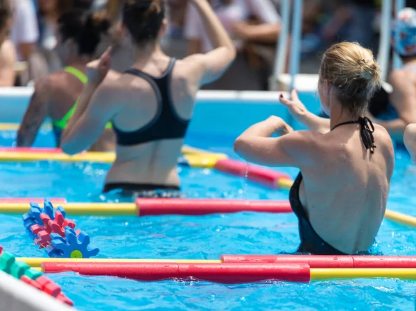 Nők csinál szabadtéri medence, vízi aerobik — Stock Fotó