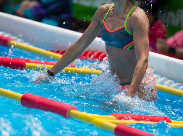 Жінки роблять водної аеробіки відкритий плавальний басейн — стокове фото