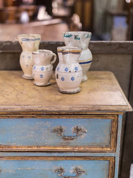 Vases décoratifs en porcelaine faits à la main sur un meuble en bois antique — Photo