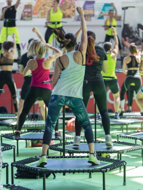 Mini Ribaund Antrenmanı - Sahnede Müzik ve Öğretmenle Spor Salonu 'nda Spor Yapan Kızlar