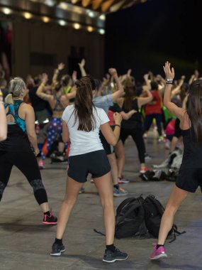 Spor Salonu Spor Salonu: İnsanlar Sahnede Müzik ve Öğretmenle Sınıfta Egzersiz Yapıyor