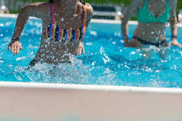 Menschen machen Wassergymnastik im Freien in einem Schwimmbad — Stockfoto