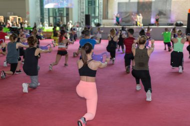 Beden Eğitiminde İki Kollu Kızlar Sahnede Müzik ve Öğretmenle Beden Eğitiminde Aptallar Dersinde.