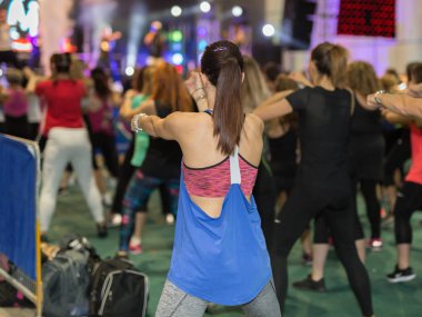 Spor Salonu Spor Salonu: İnsanlar Sahnede Müzik ve Öğretmenle Sınıfta Egzersiz Yapıyor