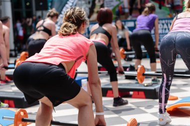 Spor Salonunda Spor Yapan Kadın Halter ve Ağırlıkla Açık Sınıfta Egzersiz Yapıyor