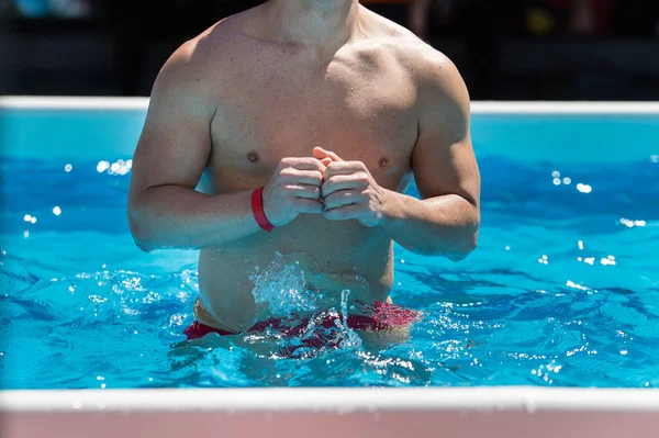 Mężczyzna robi aerobik wodny na świeżym powietrzu w basenie — Zdjęcie stockowe