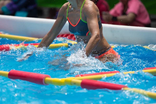 Mujer Doing Water Aeróbicos Aire libre en una piscina —  Fotos de Stock