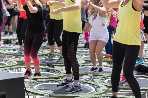 Mini Rebounder Workout - Ragazze che fanno esercizio di fitness in classe in palestra con musica e insegnante sul palco — Foto Stock