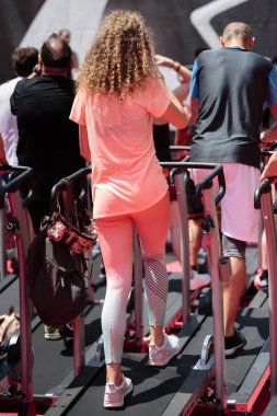 Pembe Spor Giyimli Kız Koşu bandında Dışarıda Egzersiz Yapıyor