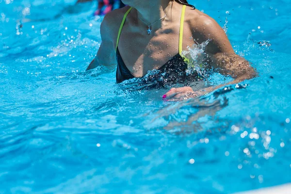 Frau macht Wassergymnastik im Freien in einem Schwimmbad — Stockfoto